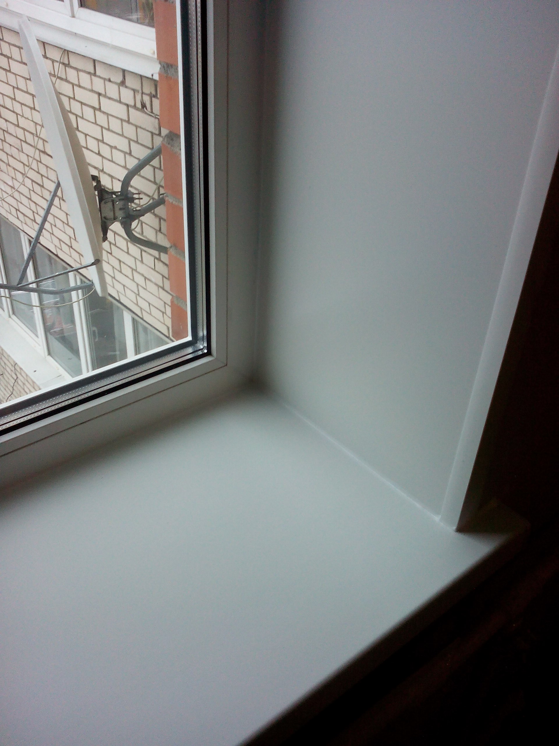 Фото подоконик на белое пвх окно